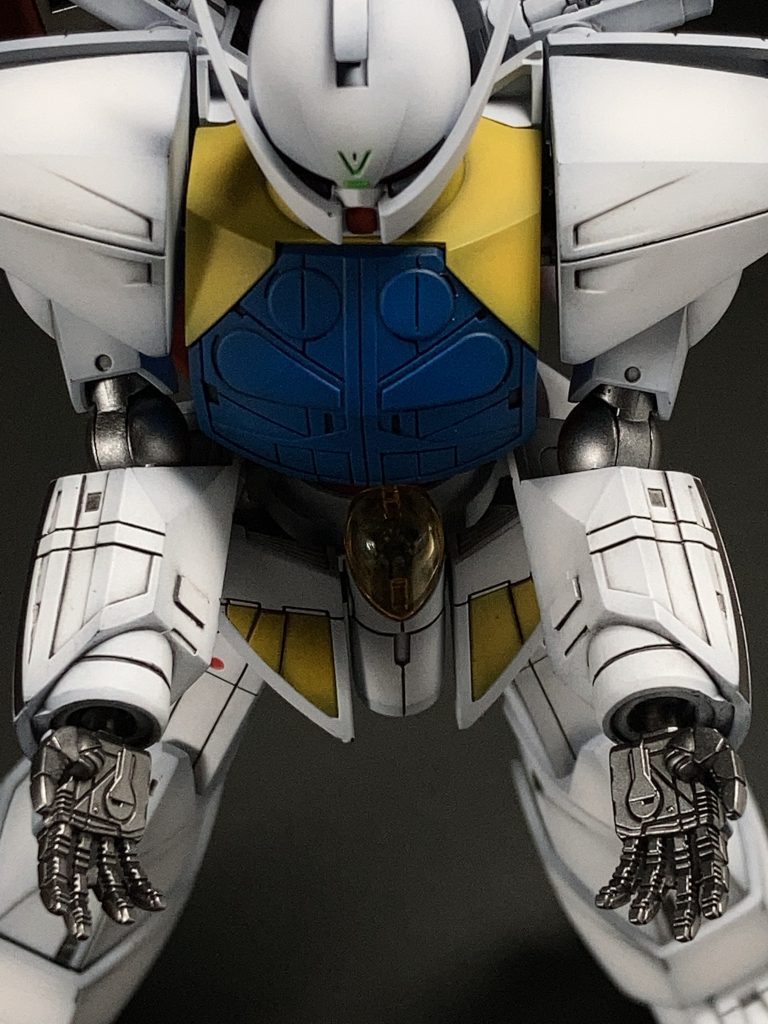 手のディテールがHGとは思えない細かさでしたので、すしざんまいでアピール。腕の四角い謎パーツは合わせ目消しに邪魔だったので、一旦削ってプラバンを貼り付け再現しました。あと指の間の水かきも削りたかったけど、絶対ポロリしそうなのでここは残す事に。