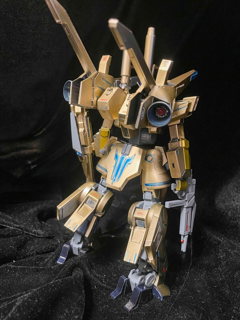 バックショット。バーニアはなんかパーツを使って二層構造ぽくしています。足元は私の大好きなダークマイカブルー!!