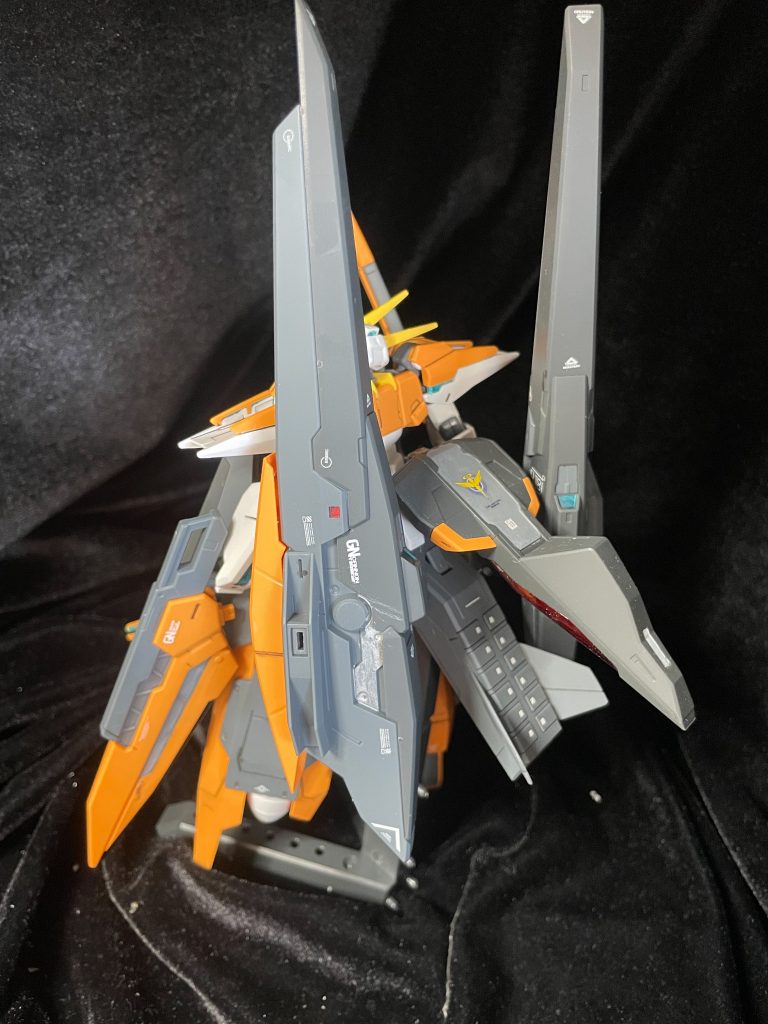 ミサイルコンテナのデカールが地味に大変。