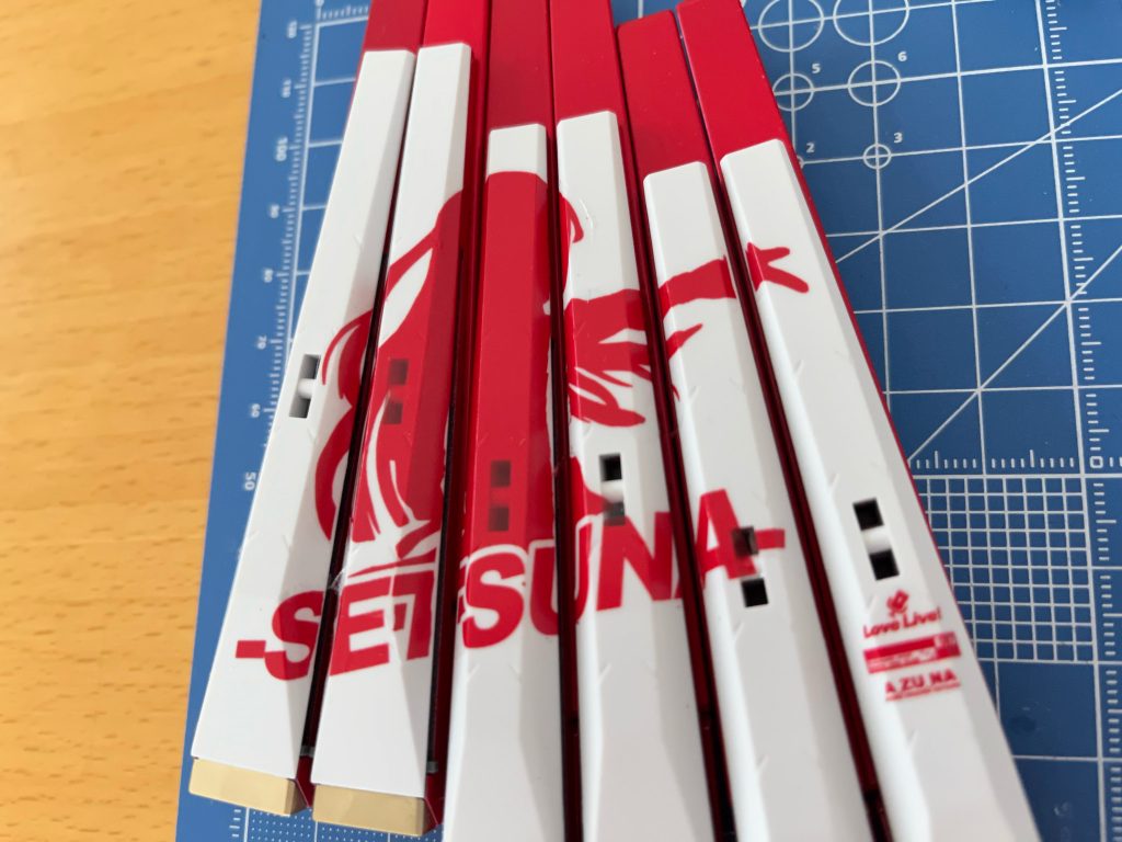 分割されているファンネルに一枚の大判デカールを添付するのが今回最大のミッション。何度か失敗しましたがうまくいきました。何度でもやり直せるのが自作デカールの良いところ。