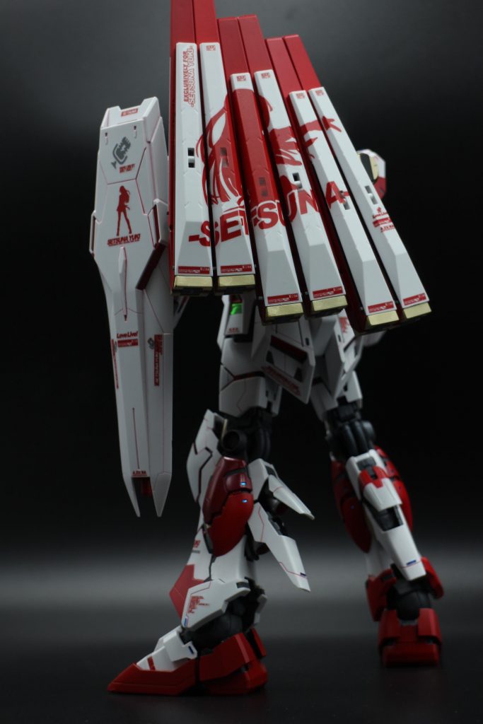 ファンネルの反対側にはキャラのシルエットを配置。シルエット画をいきなり描けるほどの画力はないので、まず一度フィギュアを写真に撮って、その画像をトレースしてさらにアレンジ&修正を加えて作りました。会心のデキ(笑)。