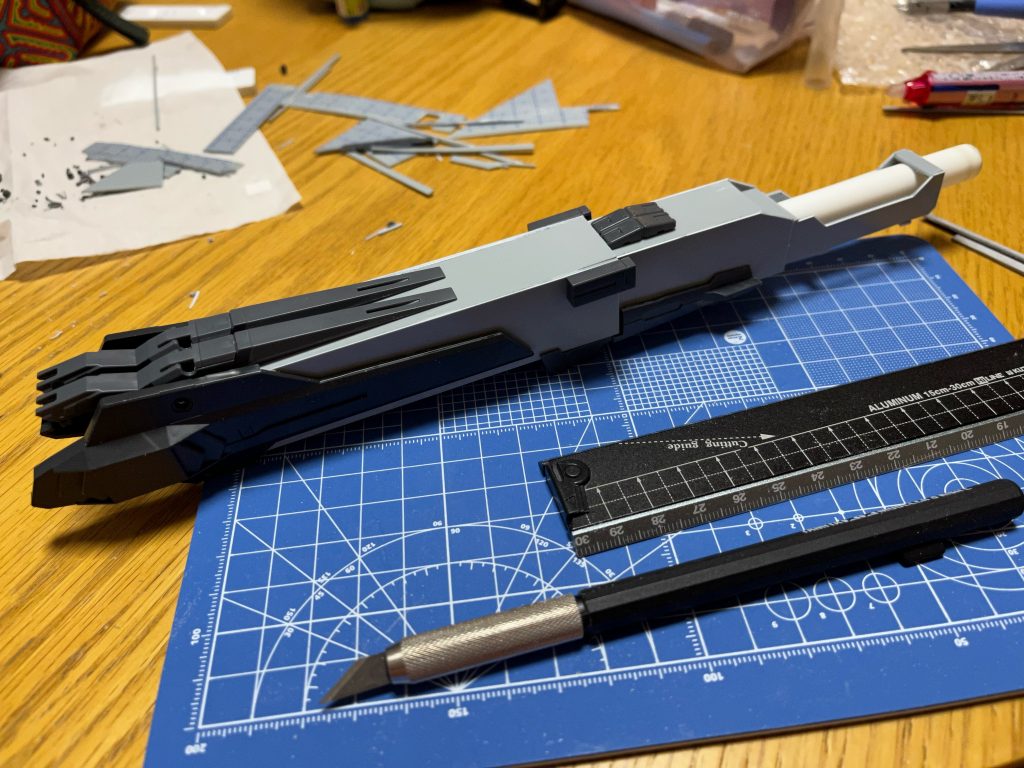 メガバズーカはプラ板・プラ棒で本体を作り、ジャンクパーツと自作ディテールに加えて、メタルパーツを少々で制作しました。ほんとセンスないなあ・・・