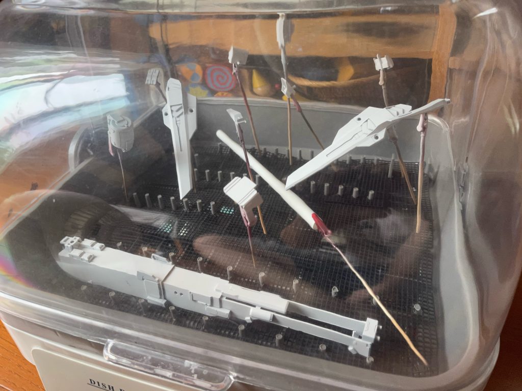 機体の白が成形色なので、塗装したバズーカの白と似合わなかったらどうしようとビクビクしている瞬間。