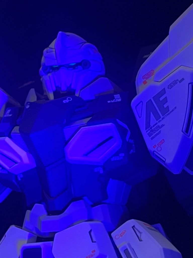 目は光ります。わかりづらいですが、顔面がエナメル塗料で割れてます。がぼちょん。