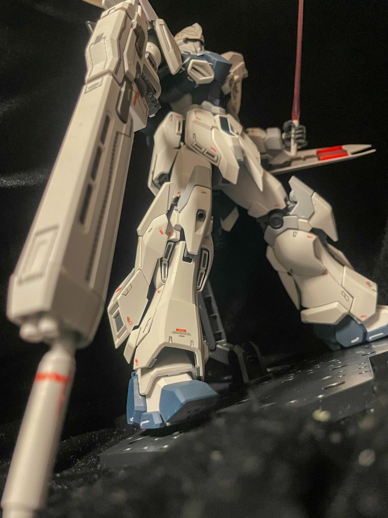 右手のエモーションマニピュレーターはおじゃんにしたので、MSハンドパーツのライフル持ち手に固定用の穴をあけて代用。