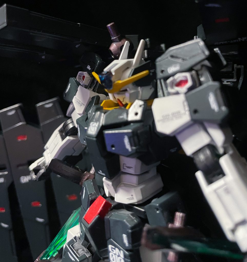 ボケてますが両肩は常時開放状態で、GNメガキャノンを追加。パワー供給のため、背面にGNコンデンサー追加しています。