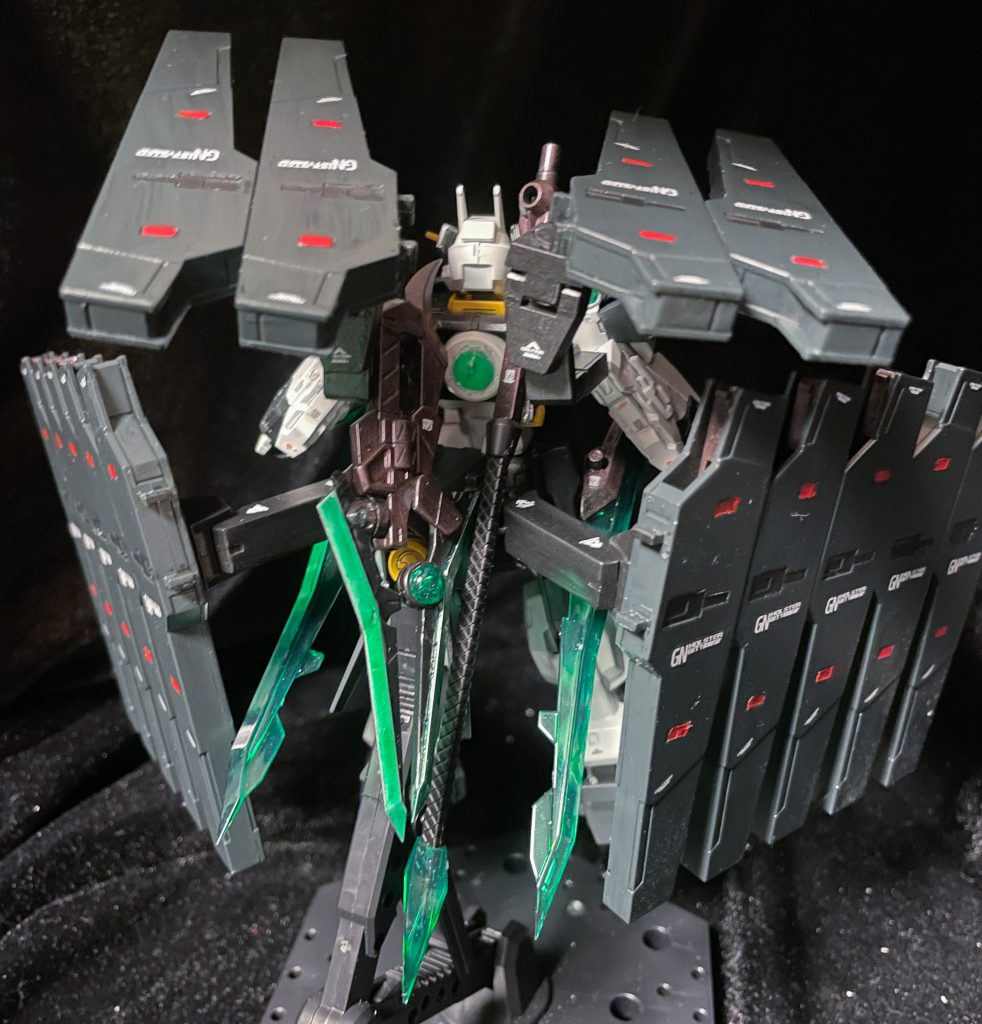 背面。ごちゃごちゃですが見た目よりはまとまっています。見えづらいですが、重量増に伴う速度低下を補うため、GNバーニアを背中に増設しています。ハルートの余り物です。