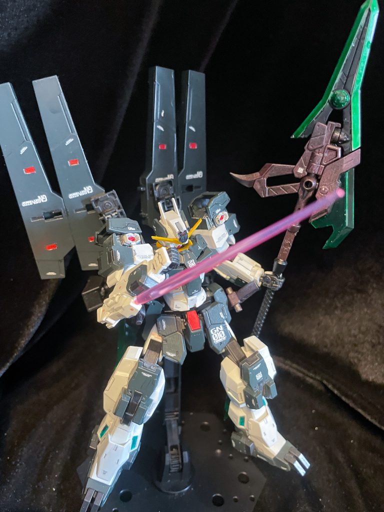 GNビームトンファー。ユニコーンのものをネオジム磁石でくっつけているので、取り外しも可能です。むしろいじってるとポロポロ落ちます。