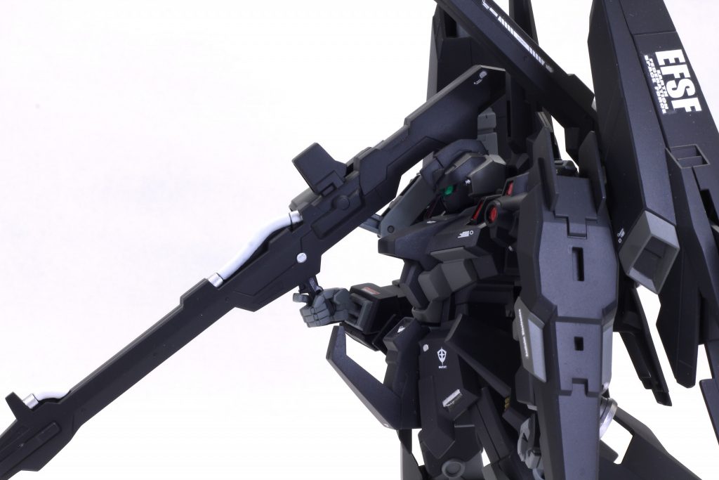 センサーは百均のメタリックシールを貼り、クリアレッド等で塗装頭部のゴーグルは、成形色がイエローなので、クリアブルーを塗ることでグリーンにしましたガイアノーツの蛍光ブルーを使ったので、ブラックライトで光るはず