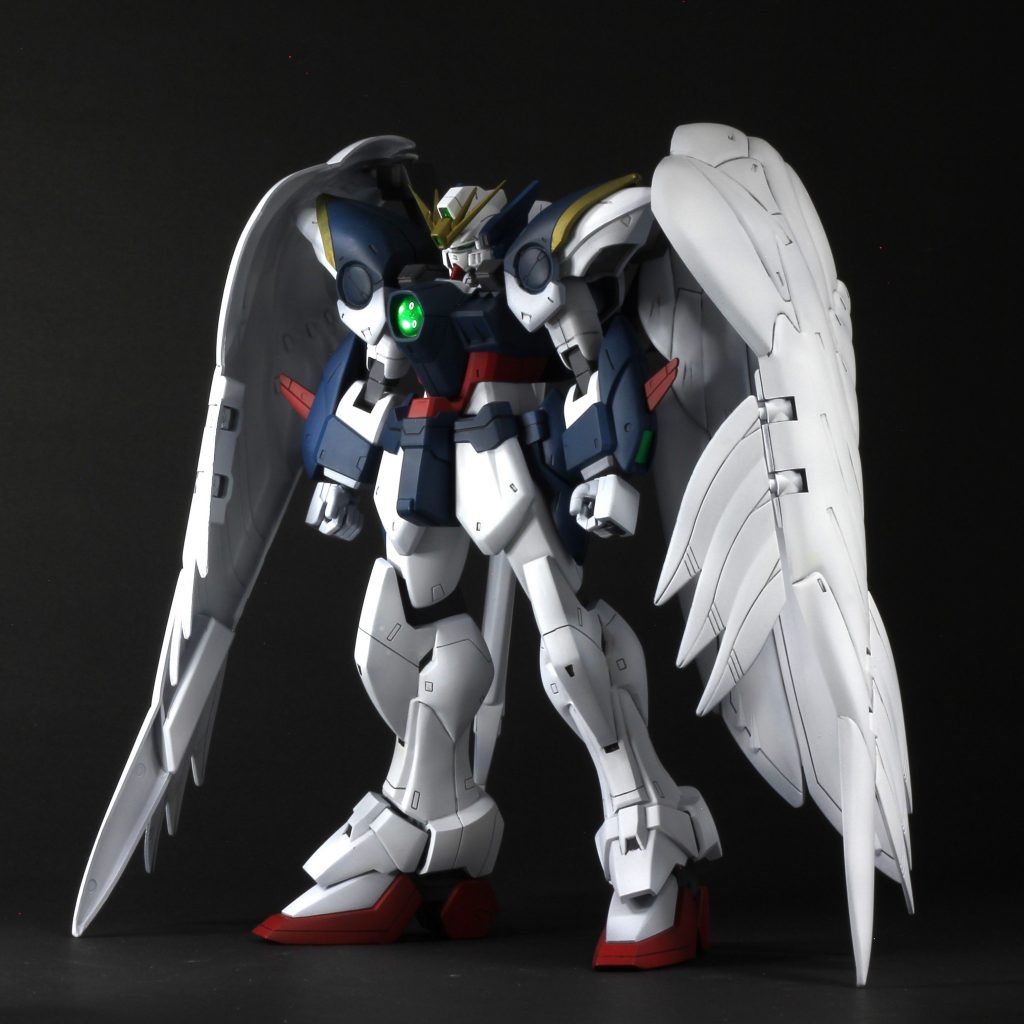 ダークグレーを下地に、微黒立ち上げ青は、紺も含めた色んな青を重ねて表現黄色部分は4アーティストマーカーのゴールドを筆塗