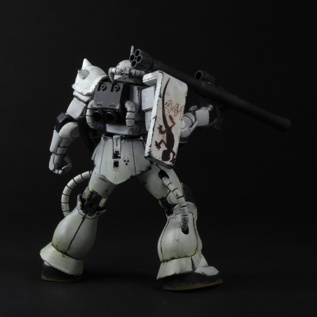 塗装はエアブラシと筆の両刀使い。設定画とにらめっこしながらウェザリングをしました。盾のマークなどは手書きで、紙のようなシールに油性ペンで描いてから貼りました。デカールは専用のものではありませんが、配置と色はよせています。Sマインは手書きです。