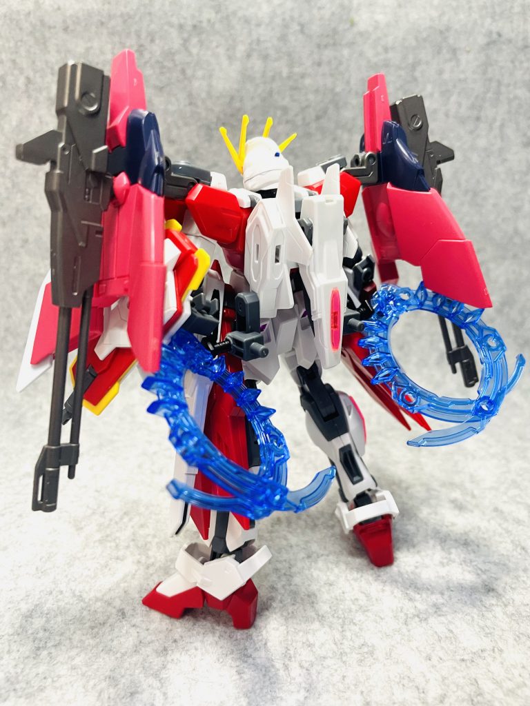 リアユニバースブースターのスタービームキャノンが接続されていた箇所にはアームアームズのジョイントを介して虎吼戦輪をマウント。