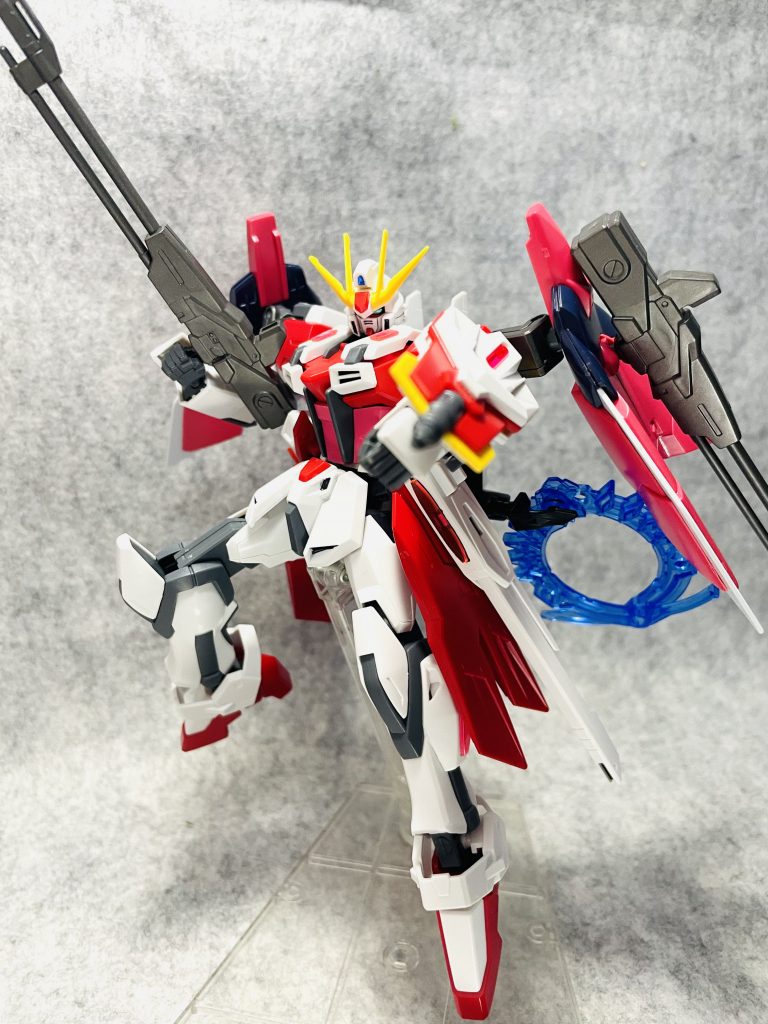 肩部サイドバインダーにマウントするビームライフルは手持ちも可能。シールドはビルドストライクとビルドストライクコスモスのニコイチ。スタービームライフルをオミットした為、吸収したビームは銃口から直接発射します。