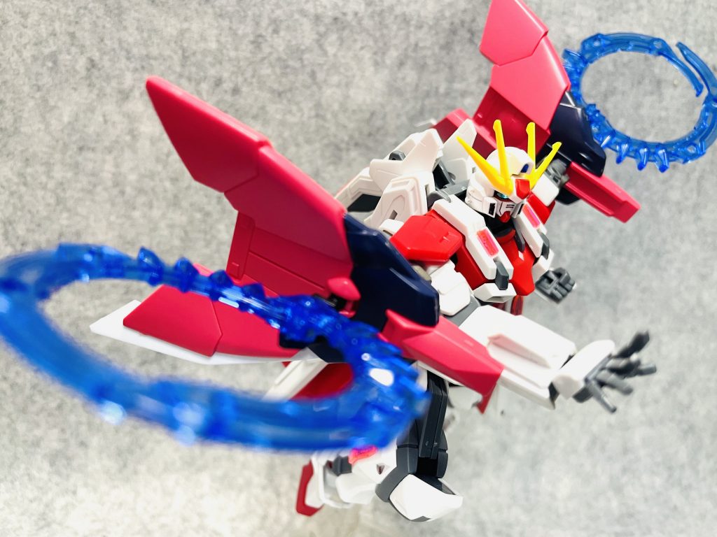 サイドバインダーに装着することで、すれ違い様に斬るといった運用も。