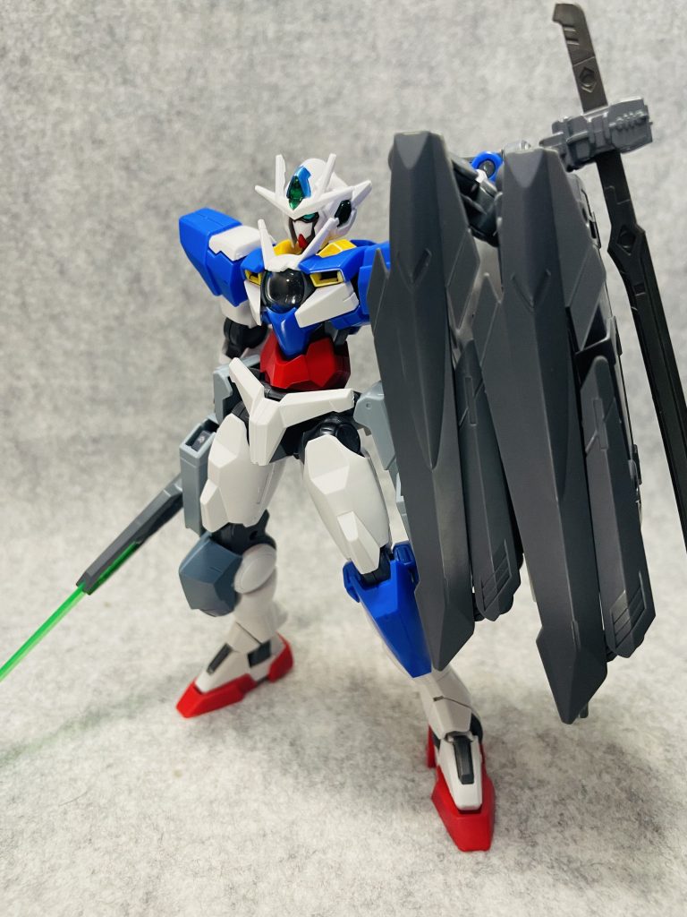 フロント。右膝アーマーは漏影のものに変更しています。サイドアーマーにはケルディムサーガのGNビームピストルをマウントエクシアリペアのマントを意識し、大型化したバインダーで左腕部を覆っています。