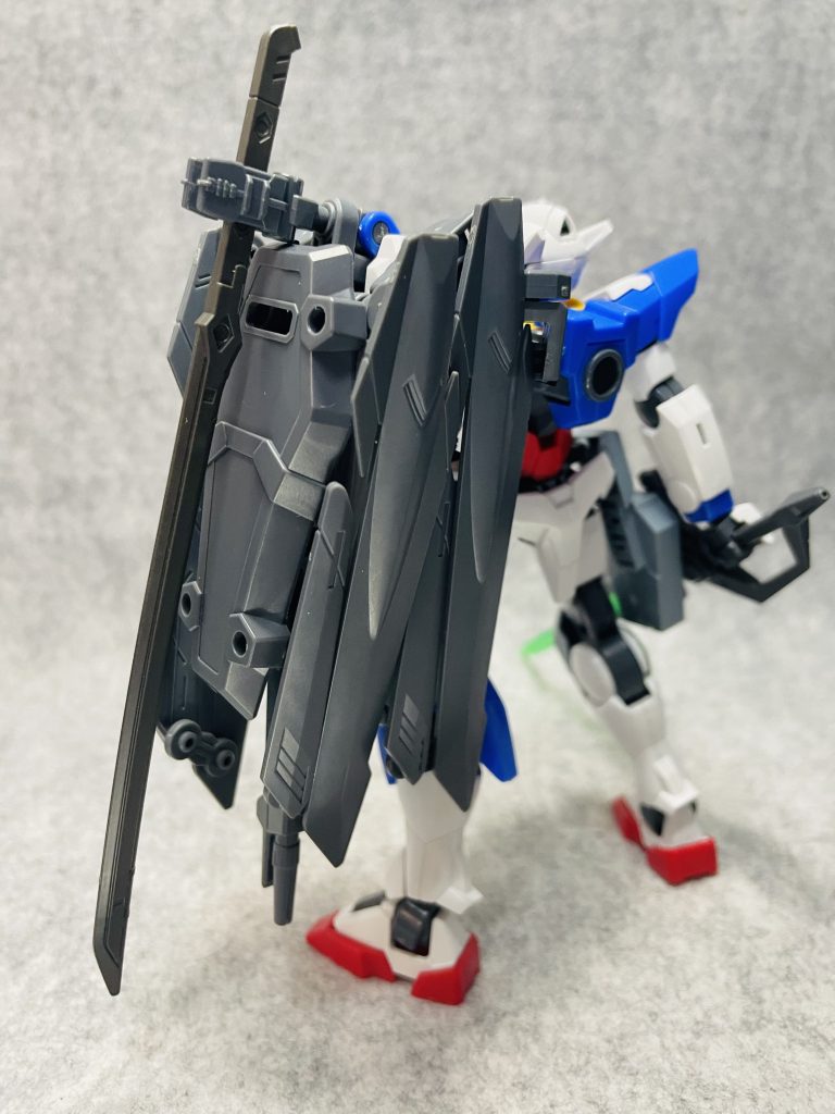 リア。バインダーはクアンタをベースにノーネイムユニット、いつぞやのキャンペーン品のシールド、スカルウェポンのマニピュレーター、パワードジムカーディガンの大型ライフを組み合わせたものです。また、マニピュレーターには太刀をマウント。