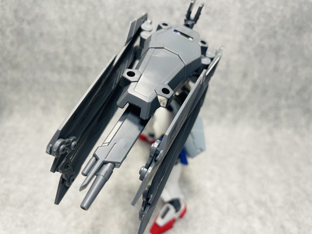 左腕部バインダーにはGNライフルを装備。エクシアリペアⅢを意識しての装備です。