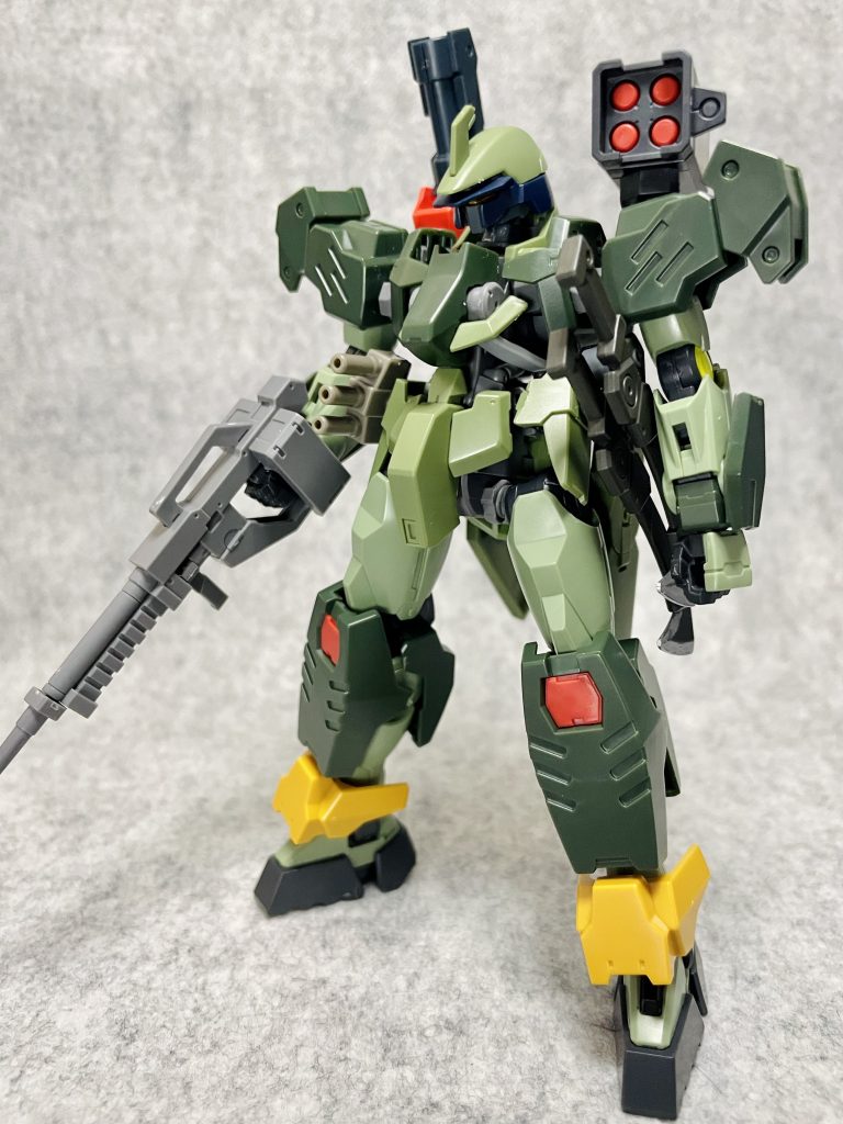 グレイズの胴体にコマンドクアンタの四肢。頭部はシュヴァルベをベースにグレイズのメットを加工して接着しています。