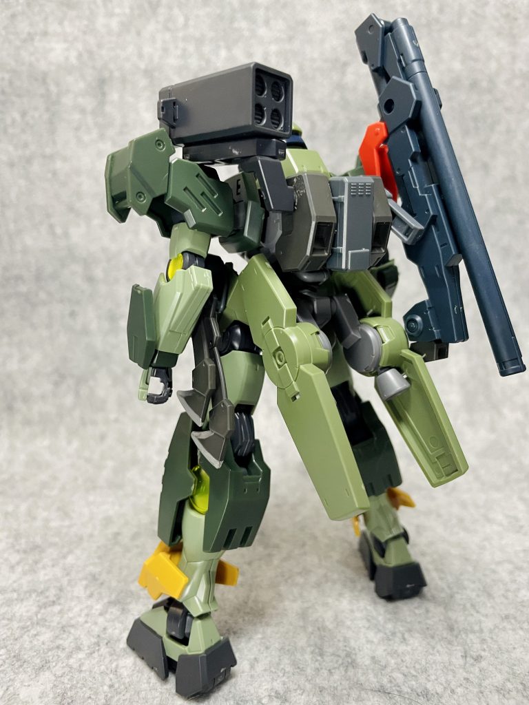 バックパックは陸戦用グレイズのものを加工し、ザクアメイジングのリアクティブアーマーと組み合わせたもの。サイドにはゼルトザームのフォールディングランチャー、コマンドクアンタの4連装ミサイルを装備。