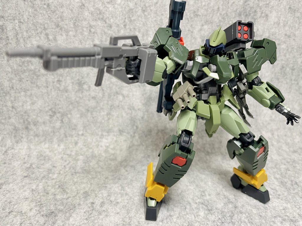 ライフルはグレイズのもの。サイドアーマー右にはストライカージンクスのディスチャージャーーを装備。