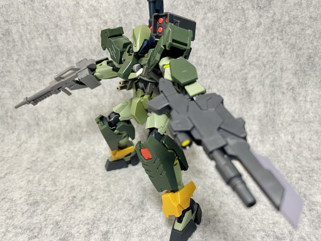 コマンドクアンタのライフルも装備。