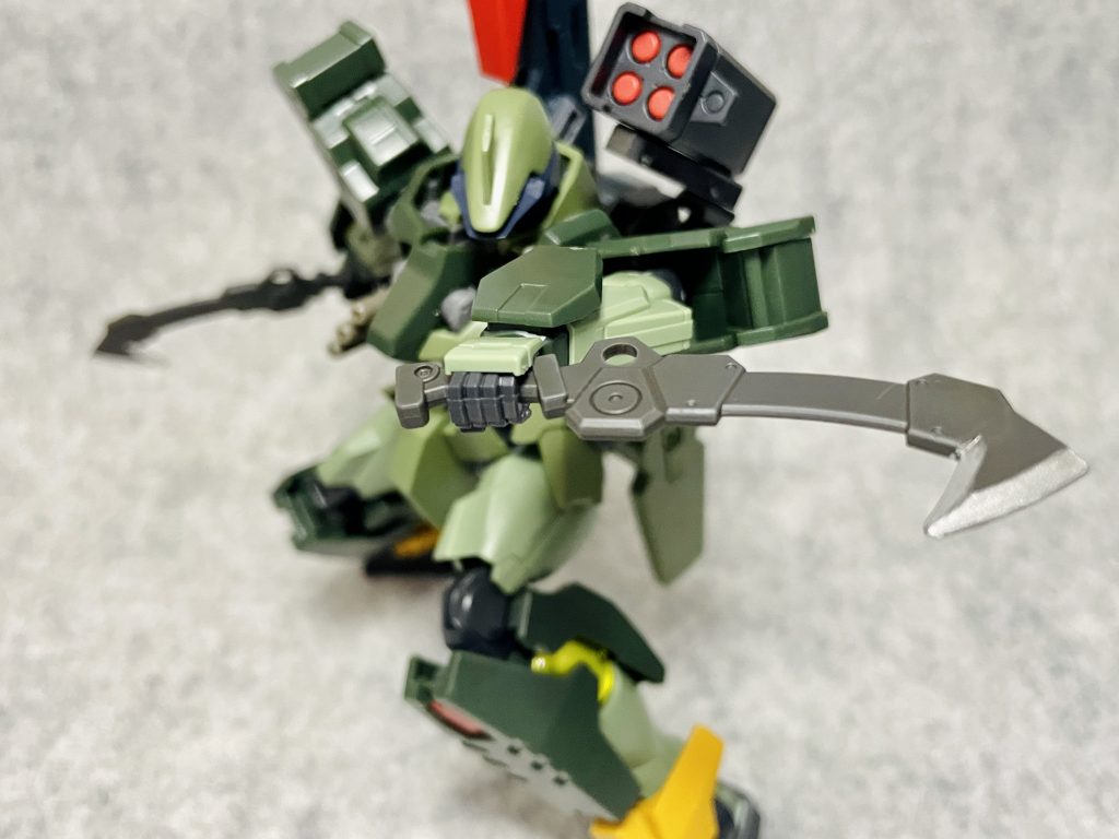 未使用時はサイドアーマー左にマウントします。刃はガンダムマーカーのシャインシルバーを塗っています。