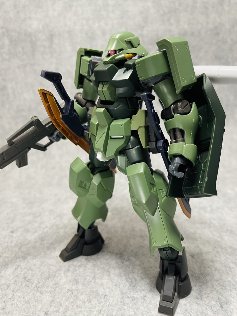 パーツ構成頭部:ギラ・ドーガ(モノアイはHアイズから)胴体~脚部:ジャハナムサイドアーマー:グレイズ、鉄血OP7腕部:ゲイレール、ギラ・ドーガ、ディナイアル足部:鉄血OP9