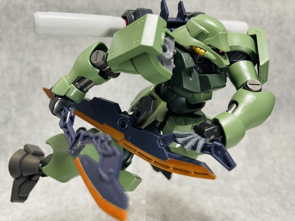 右サイドアーマーにはヒートレヴソードをマウント。