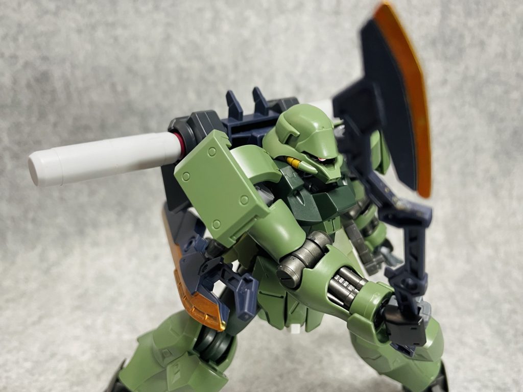 近接武器のヒートレヴアックス。未使用時は左サイドアーマーにマウント。