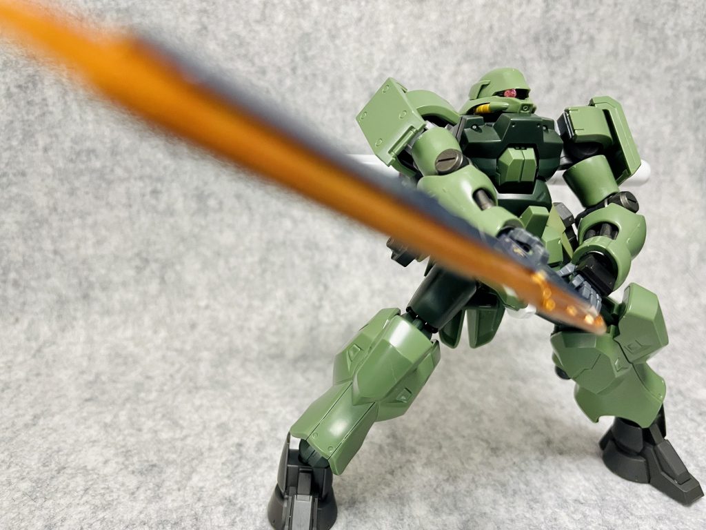 両手持ちは苦しいので、左手は添えるだけ。