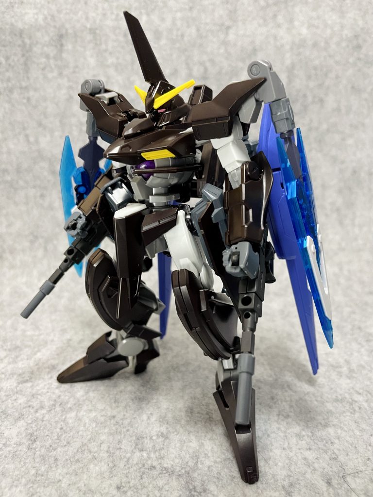 フロント。原型機で装備していたGNランチャーとビームサーベルをオミットし、GNシールドは腰部サイドアーマーに流用。シールドをマウントしていた箇所にはトランジェントのGNランスビットを切り詰めたGNエッジビットをマウント。