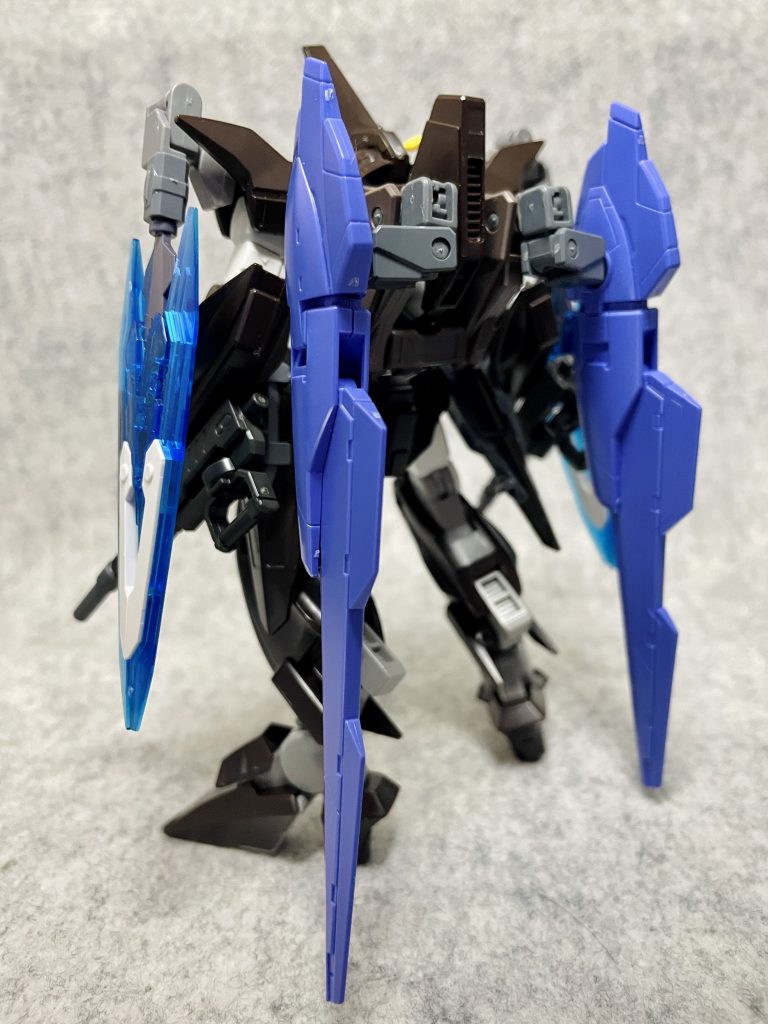 リア。バックパックはスローネドライの基部をベースにアームアームズのジョイントを介してアイズガンダムのバインダーユニットを装備。