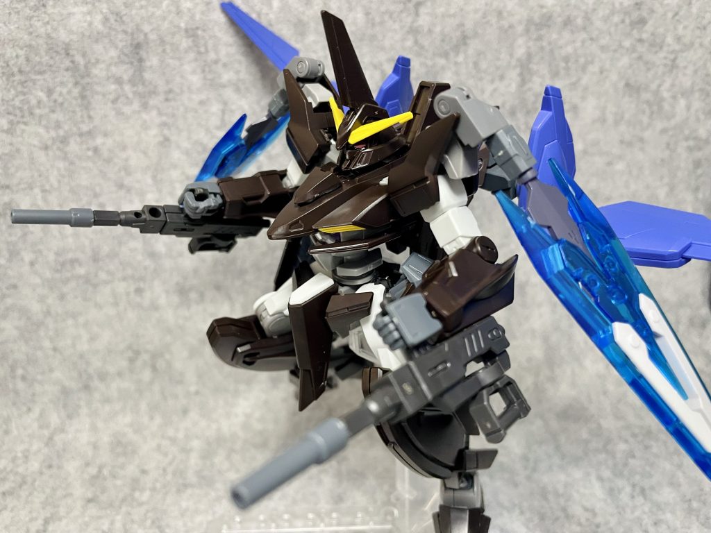 メイン武器のGNハンドカノン専用のGNビームライフルに代わり2丁装備。スローネツヴァイ、ドライの装備するGNハンドガンを発展改良させたマルチウェポンという設定。インジャスティスウェポンのショットランサーのランス部を外し、グリップを握れるギリギリまで切り詰めてスカルウェポンのビームサーベルと組み合わせたました。