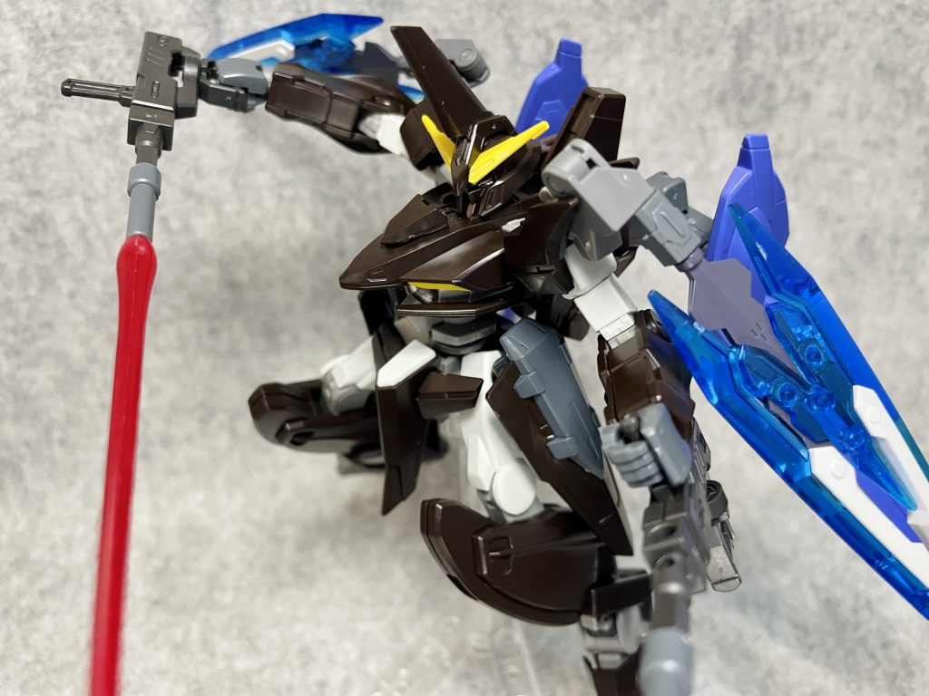 ロングビームサーベルとしても使用可能。インジャスティスウェポンに付属するシールド用グリップで保持します。