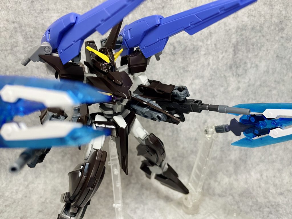 GNエッジビットを射出し、バインダーをアルヴァアロンキャノンモードにした一斉射撃。