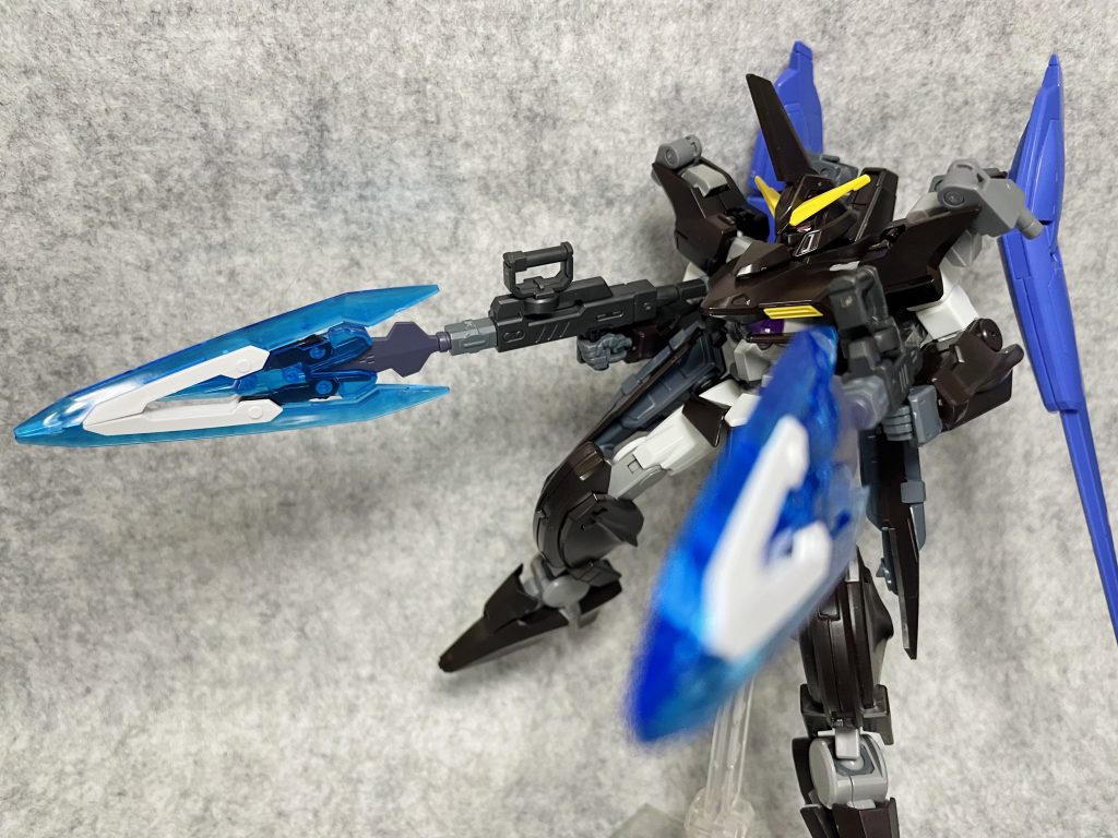 GN(ガン)ドレイクランスGNハンドカノンにGNエッジビットを組み合わせた形態。ハンドカノンの後方にエッジビットを接続し、逆手持ちから切り替えます。「蒼穹のファフナー」シリーズに登場する武器の一つ「ガンドレイク」をモチーフにしています。