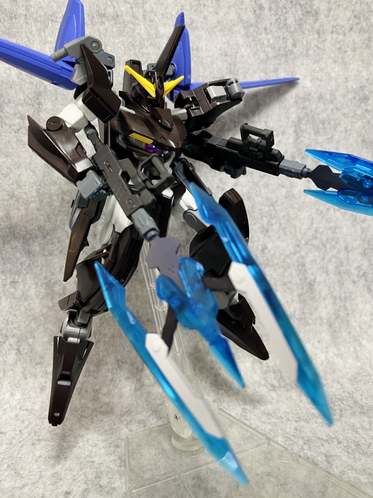 GNドレイクランス・バスターモードブレードを展開して、より高出力のビームを放つことが可能。