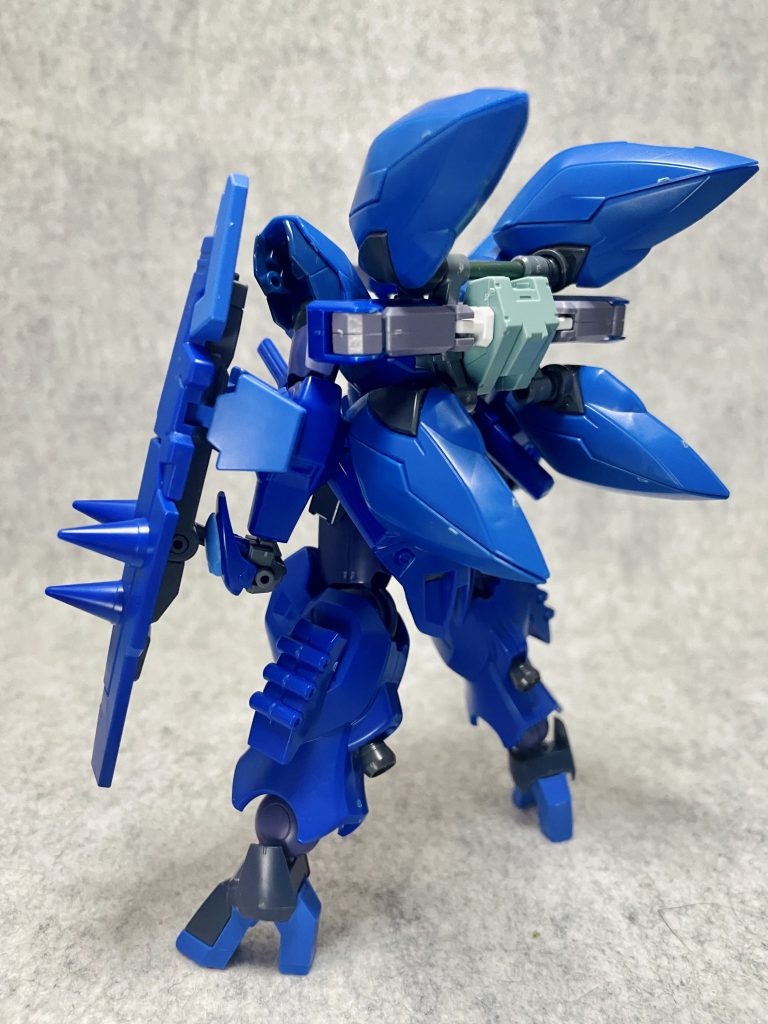 バックパックはフェニーチェリナーシタに付属するバックパック用のジョイントをベースにボールデンアームズ、煌・ギラーガのウイングを2機分、HWS&SVカスタムウェポンセット、ダハックのアームド・アーム2基を組み合わせたものです。