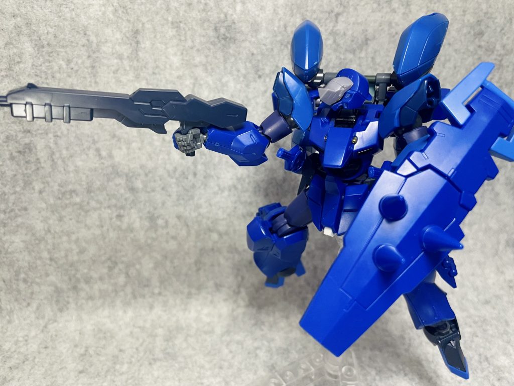 ビームライフルはモンテーロ用のものを携行。シールドはドムR35から。