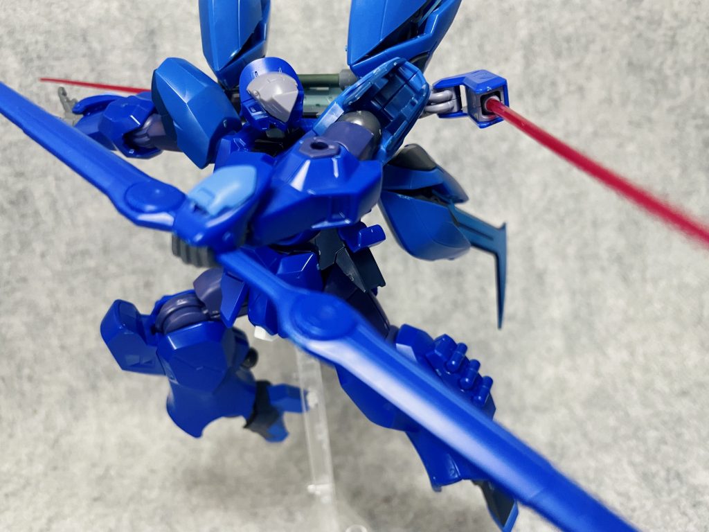 ジャベリンと2本のビームサーベルを使って見せる天才は天才。