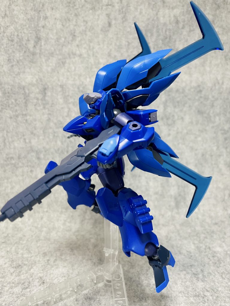 翼部エナジーブレード煌・ギラーガのヒートギラブレードを装備させて。原型機と異なりビーム刃となっており、最大稼働時に展開します。