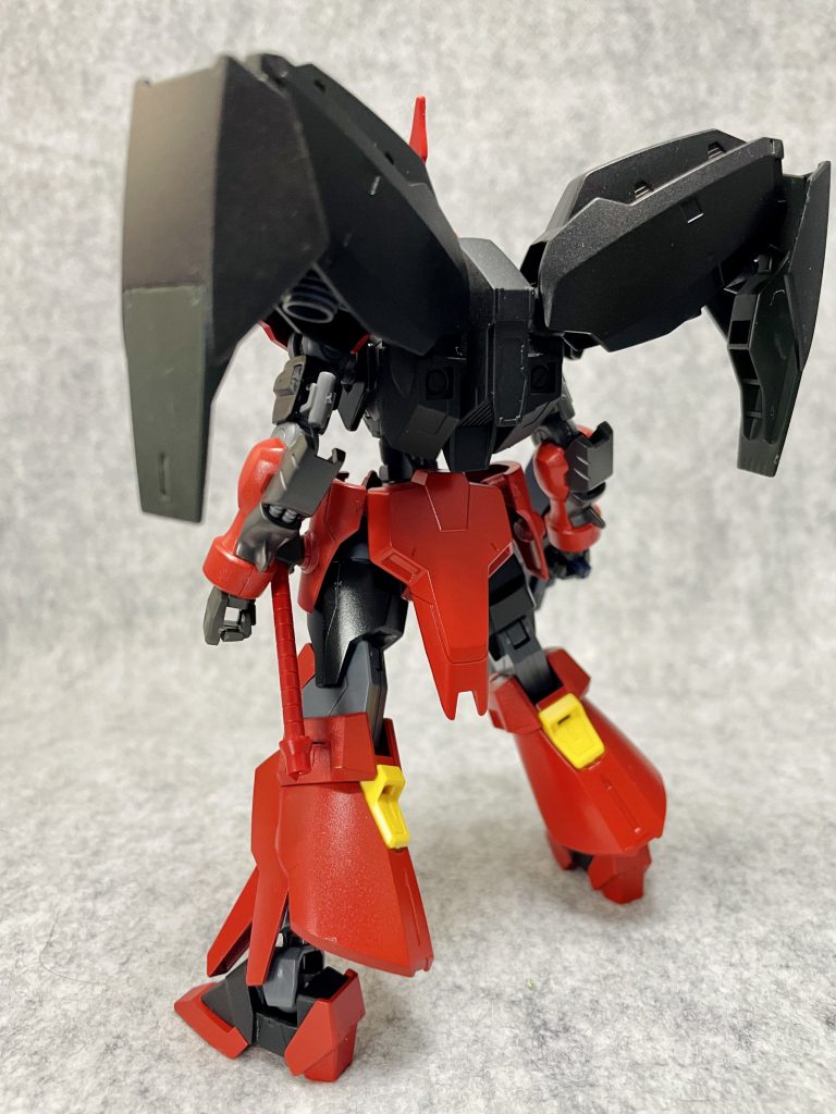 リアゲルググウェルテクスぽいシルエットになるかなと、リベイクFCのバックパックをつけてみました。隠し腕をオミットし、シナンジュの腰部で使用されるバーニアを転用。特に稼働などはしません。脚部のイエローは成形色まま。ライデンザクの差し色もイエローだったしいいかなと残しました。