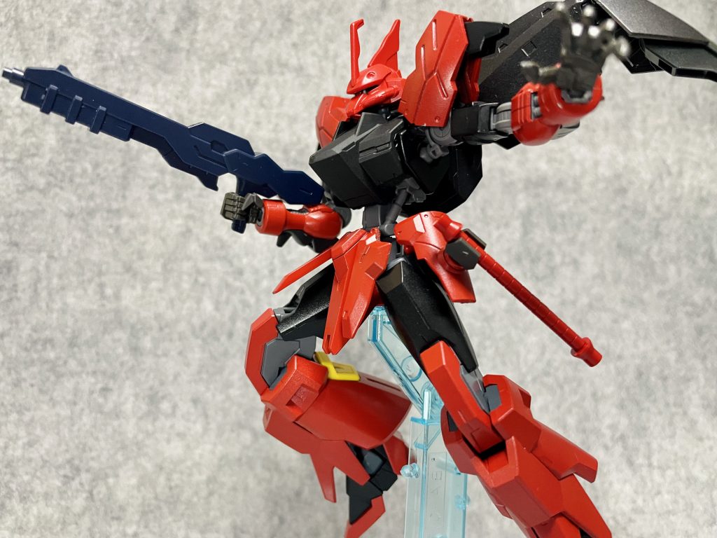 武器は特に決めていなかったので、モンテーロのビームライフルを持たせてみました。シンプルな形状が好きです。