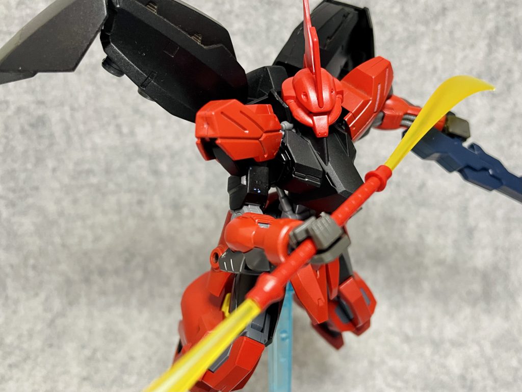 ガンダムフレーム機にビーム兵器はナンセンスかもしれませんが、ガンプラバトルならPS装甲相手には必要になるしいいよね…ということで。未使用時はサイドアーマーにマウントします。