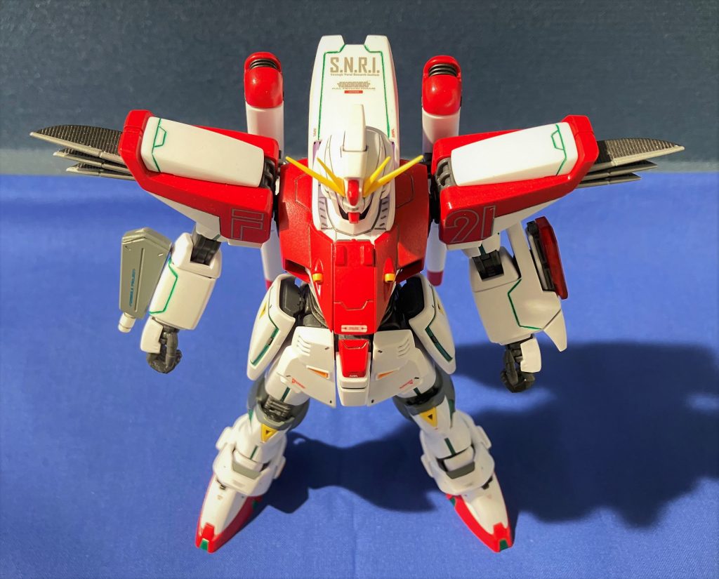 各部位にスジボリを追加し、メタリックグリーンで墨入れ。