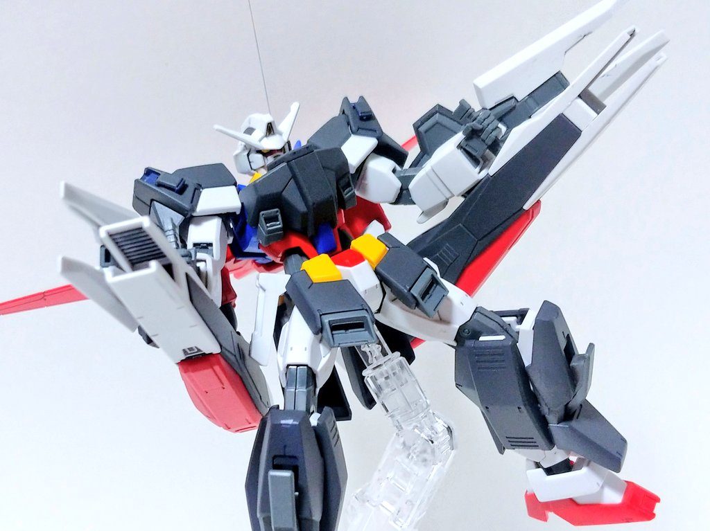 ミサイルランチャー肩の追加装甲に2門つづ、脚部の追加装甲に1門つづ計6門装備されている。グラストロランチャー背部に装備されているオプション装備。かつてAGE-1 フラットが装備したゼフルドランチャーの発展型でスラスターも備えている為、火力だけでなく推力も強化される。