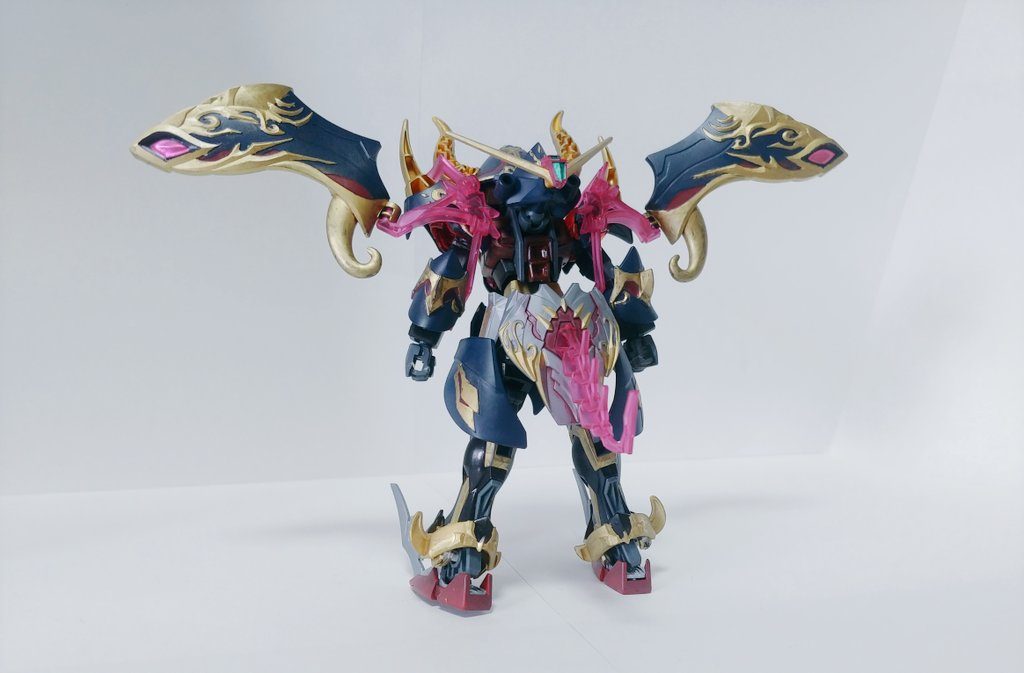 マント展開状態頭部左右のパーツ展開は出来ませんがアンテナの着脱は可能です