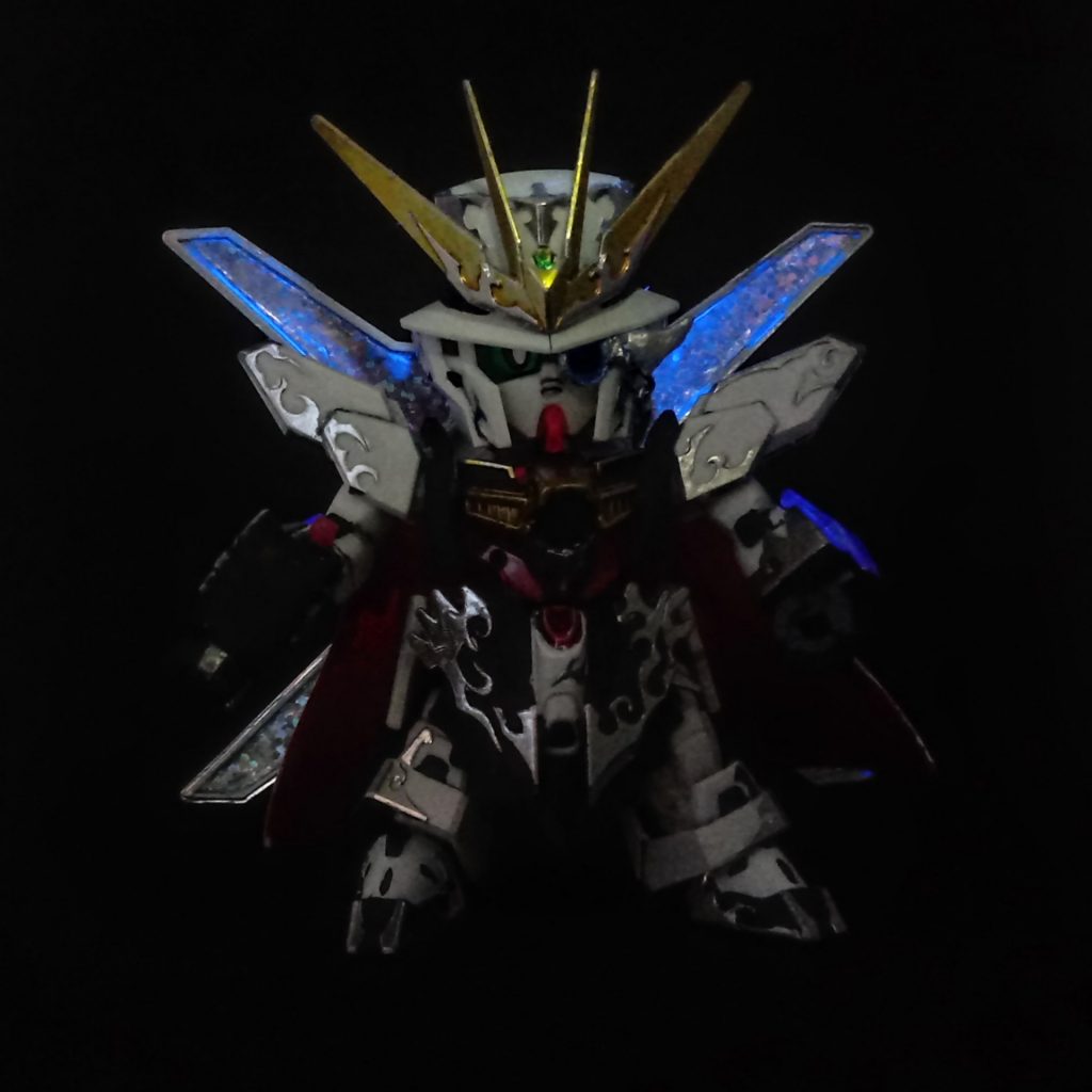 正面図(ブラックライト照明下)「ルナ.リフレクターユニット」のホログラムシールはUVブルーに塗装されており、UV365の照射で色が変わります