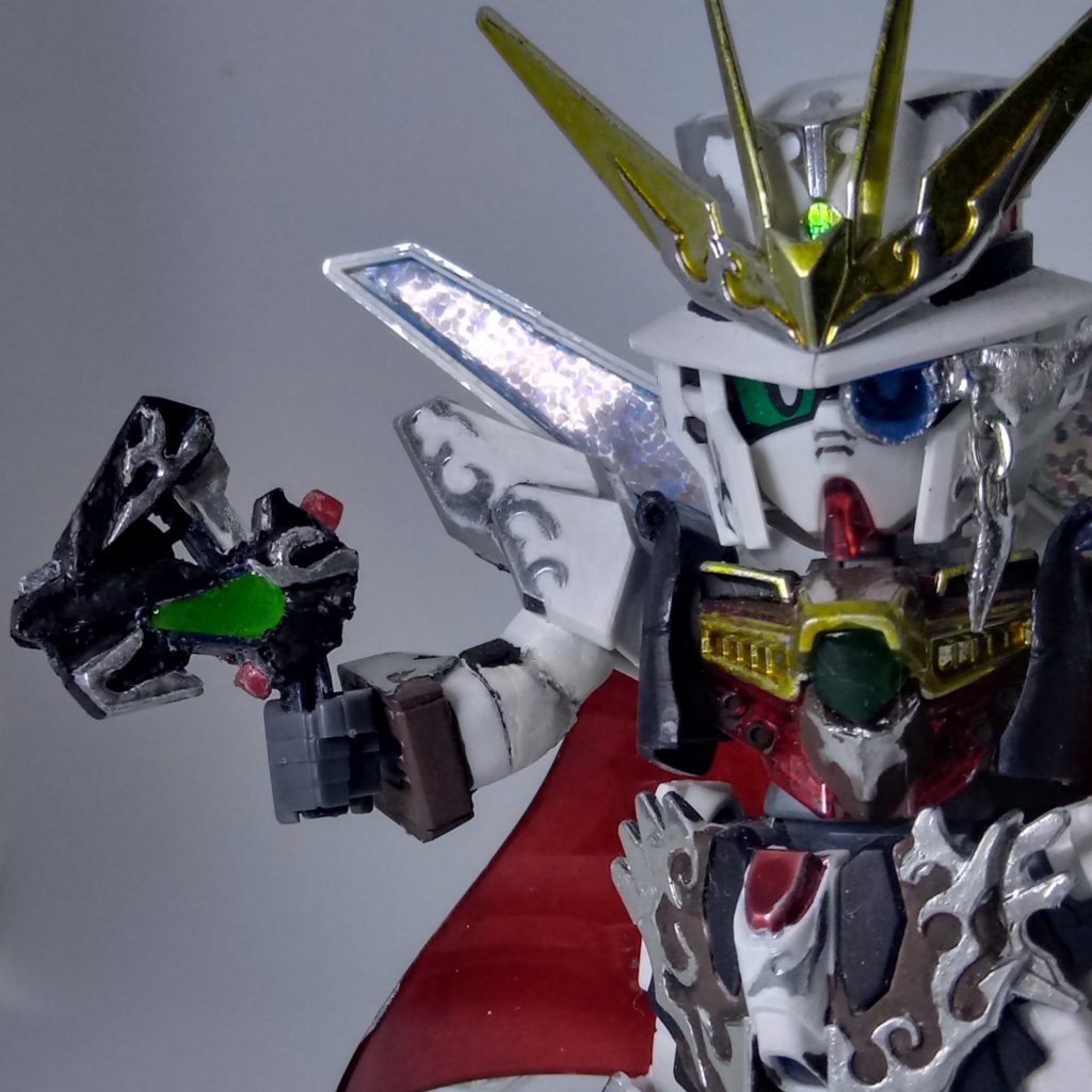 Gコン(Gコントローラー)ほとんどのキャラクターの武器とは異なり、G-コンはガンダムXのサイド製品であるおもちゃの銃「G-コントローラー」から再設計されていますが、ガンプラ版には平らなボードのようなG-コンしかありません. そこで「電気はんだ」でフレームを溶かしてG-Conを作り直しました。アイマスクもモデルのプラスチックフレームを電気はんだで溶かし、リメイクして製作。チェーンは、金属製のブレスレットから小片を切り取り、接着して作られています。