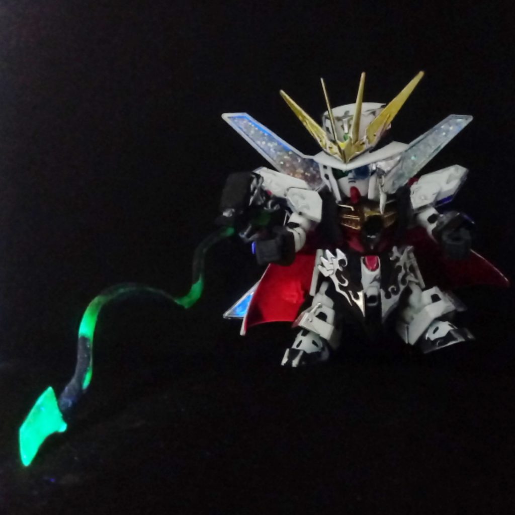 武器元の武器にはペンチとドリルもありますが、今回は唯一の攻撃武器であるため、変更された鞭のみが示されています。 ムチは他モデルの透明グリーンモデルフレームを火で加熱して曲げ、電気はんだを溶かしたプラスティックで刃を作り直しています。緑の輝きは、UV ペイントによるものではなく、プラスチック自体の効果によるものです。 透明な緑色のキャラクターがいる場合は、ブラックライトで照らしてみてください。